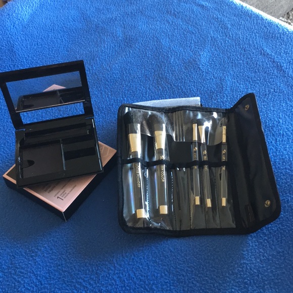 Mary Kay Other - 🎈New!!🎈Mary Kay Compact & Mary Kay Brush Set